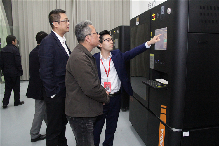 武汉设计工程学院参观武汉中天云迪3D打印中心